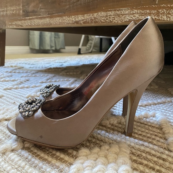 Taupe satin pumps with rhinestone detail - Picture 2 of 7